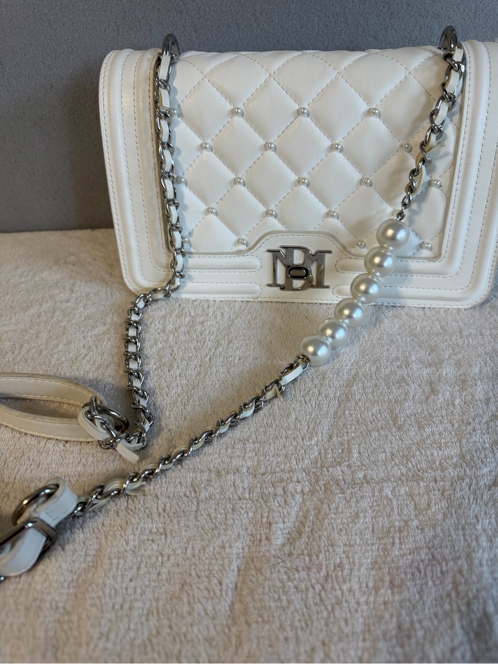 Badgley Mischka Bridal White Letter Lock Quilted & Pearl's Crossbody - Picture 9 of 13